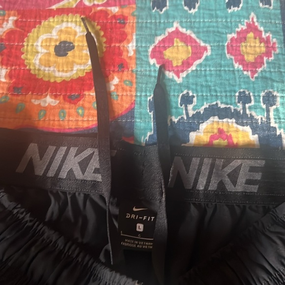 Mens Nike black shorts with pockets in size Large - Picture 4 of 6